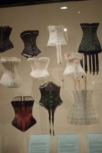 LOOK AT HOW THEY MODELED THIS CORSET @ @ @ ORDR MM OAR