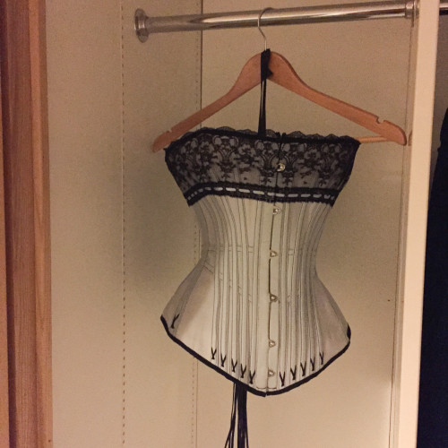 A new trick- cardboard corset form – Laurie Tavan